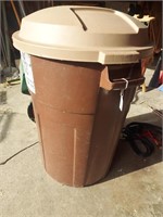 Rubbermaid Roughneck 26 Gal Trash Can with Lid