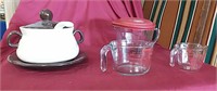Kitchen items - 2pc Pyrex measuring cups,