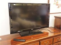 LG flat screen 37" TV with remote, in working