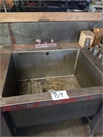 Large table washer with vice on