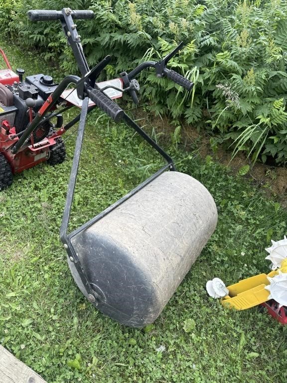 Rolling lawn compactor