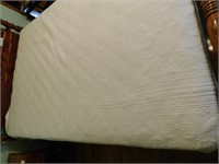 Full size matlasse bedspread, nice