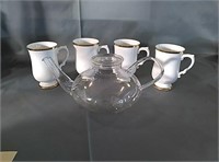 Tea pot with tea cups