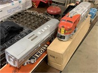 LARGE SCALE LIONEL TRAIN ENGINE / CARS