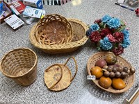 Baskets, fake fruits and flowers