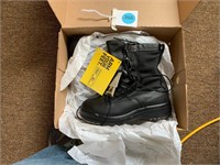 BRAND NEW SHOES IN BOX SIZE IN PICS