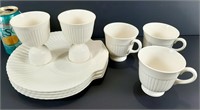4 assiettes Coquille, 4 tasses, 2 coupes WEDGEWOOD
