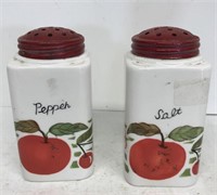 Apple salt and pepper shakers