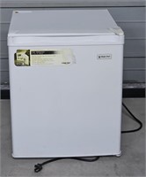 (R) Magic Chef Refrigerator, Model:18EYW-2, 17