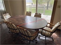 Dining Table with removable leafe (inserted)