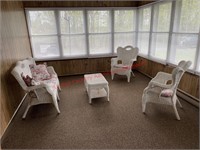 4 pieces of white wicker furniture