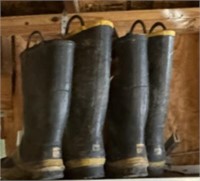 TWO PAIRS OF RUBBER BOOTS- SIZE 11