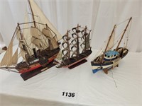 4 Model Boats w/Plexiglass Cover & Stand,