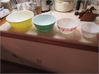 4 pyrex bowls