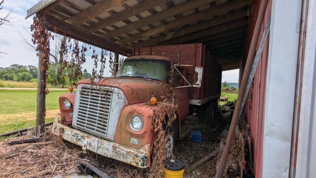 IH Model 1700-24 Grain Truck