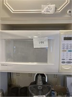 Emerson Microwave with food covers (Clean)