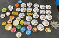 F - LOT OF COLLECTIBLE BUTTONS (G17)