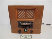 Vintage 1940 Wards Airline Radio - 90%