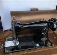 1950s SINGER  De Luxe Portable Sewing Machine