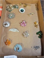 FLAT OF COSTUME JEWELRY BROOCHES & EARRINGS