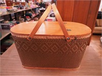 Wicker picnic basket with hinged lid, 21" long x