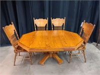 OAK PEDESTAL TABLE WITH 4 CHAIRS AND 1 EXTENDER