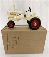 1/16 Farmall B Plastic Tractor with Box