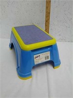 Kids II step stool with slip resistant surface