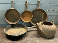 4 CAST IRON FRYING PANS AND 1 KETTLE