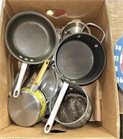 Miscellaneous box of pots and lids / NO SHIP