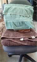 A GROUP OF 4 TOWELS