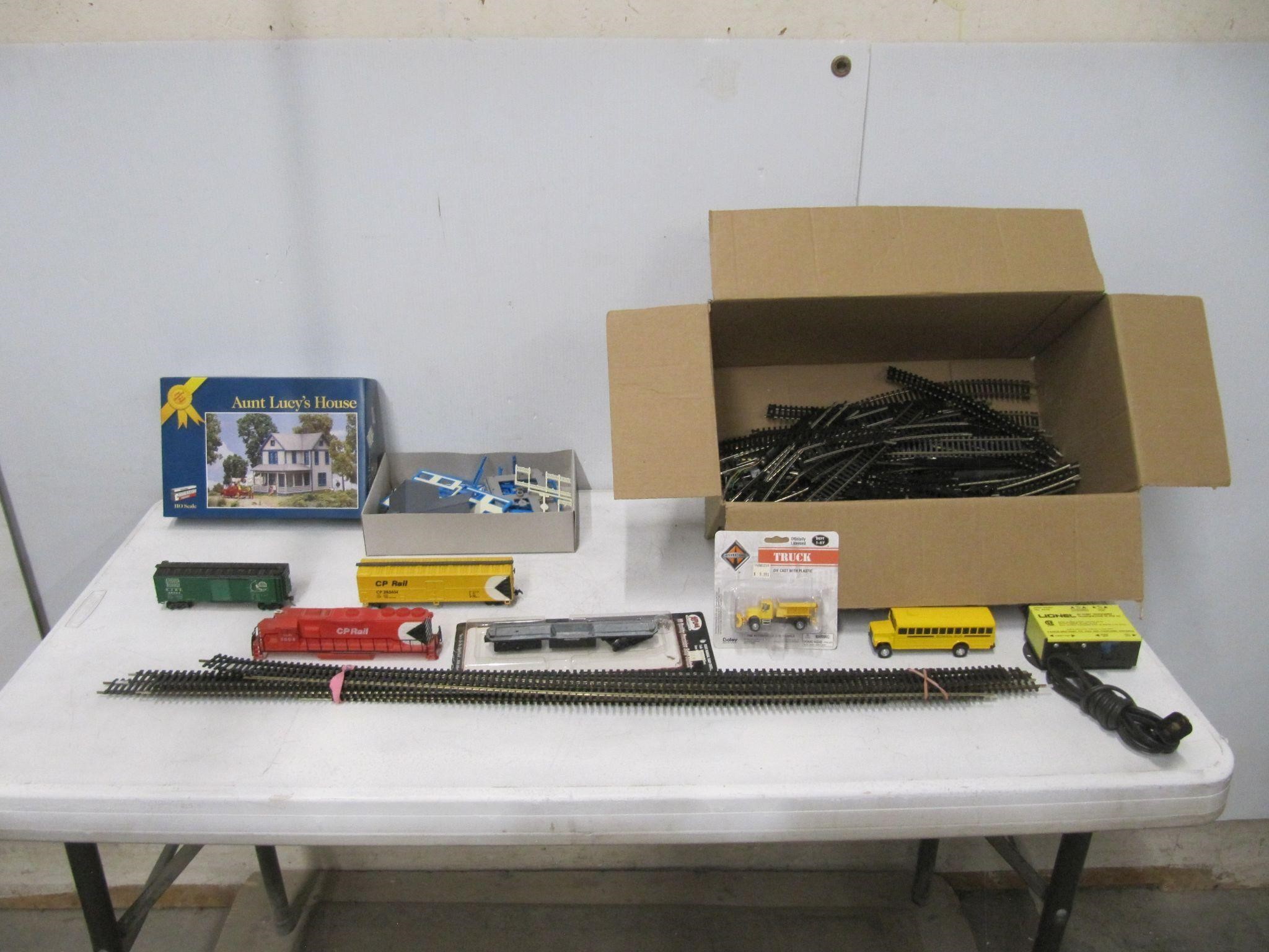 HO SCALE TRAIN TRACK & ACCESSORIES