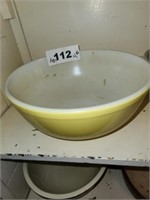 4 QT. YELLOW PYREX MIXING BOWL- SHOWS STAINS