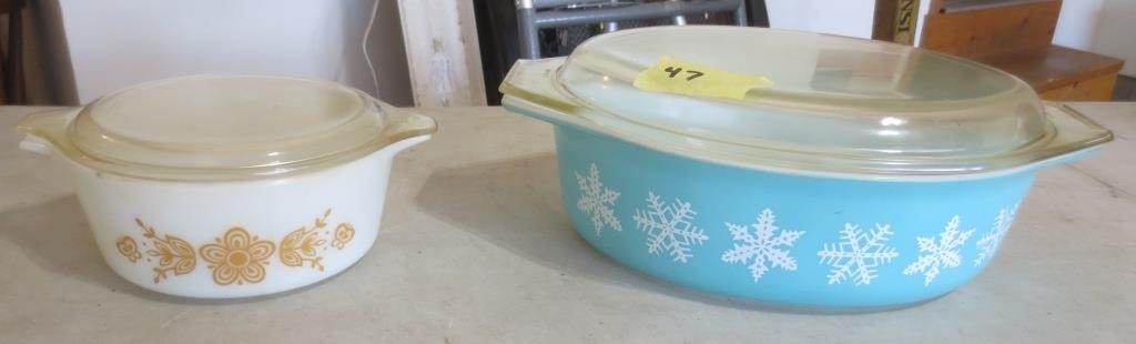 2 Pyrex baking dishes with lids