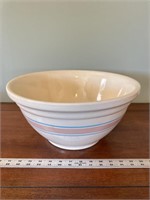Vintage unmarked McCoy 14 inch ovenware bowl (no
