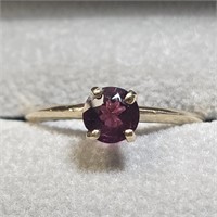 $810 10K  Garnet(0.6ct) Ring