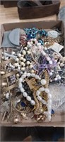 Lot with costume jewelry