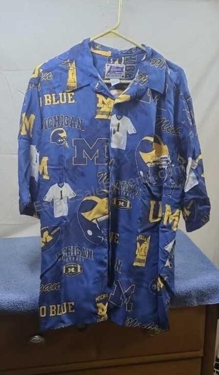 U of M button down shirt. Size XL.