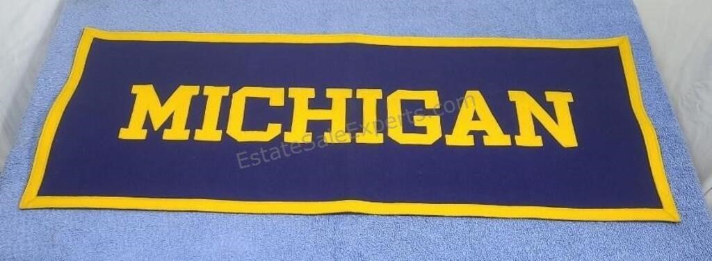 U of M felt banner. 28½×10½.