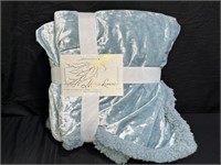 New with Tags Marlo Lorenz Throw Blanket