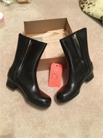 ladys zip boots, size 8, like new