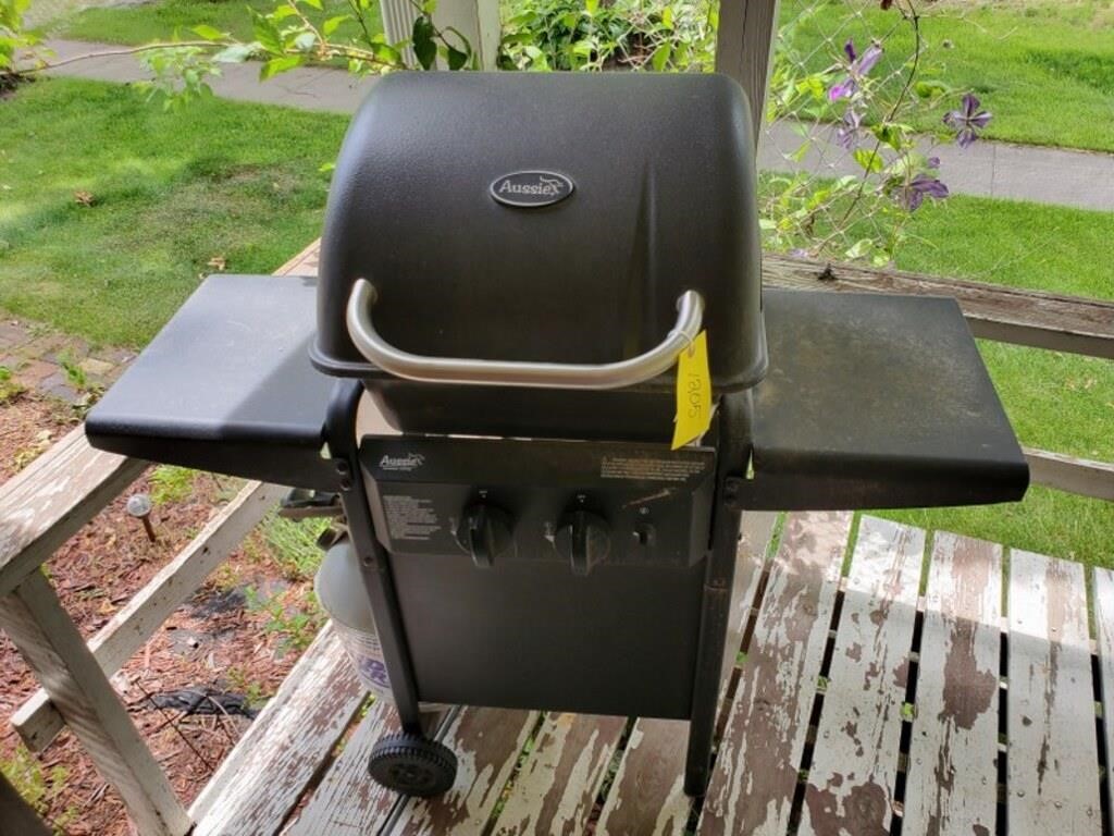 Gas grill, propane tank included
