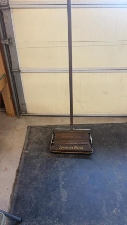 ANTIQUE BISSELL AMERICAN QUEEN CARPET SWEEPER