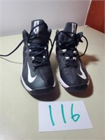 NIKE SIZE 5Y TENNIS SHOES