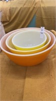 Pyrex mixing bowls nesting. 1/2, 1 1/2 qt and 2