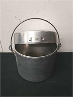 Vintage aluminum 9x 8 in pot with lid