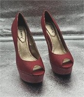 New - Woman shoes size  6