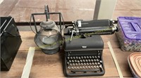 Vintage Royal Typwriter, lamp