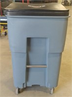 Rubbermaid BRUTE 95 gallon commercial trash can,
