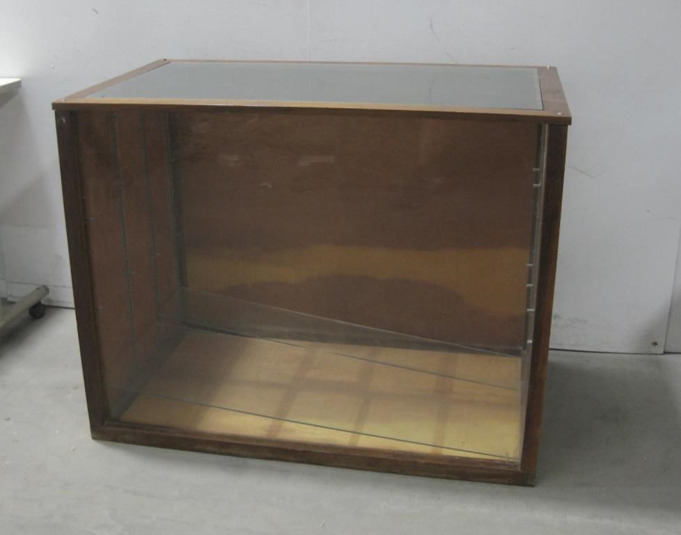 29.5"x 49.5"x 38" Display Case